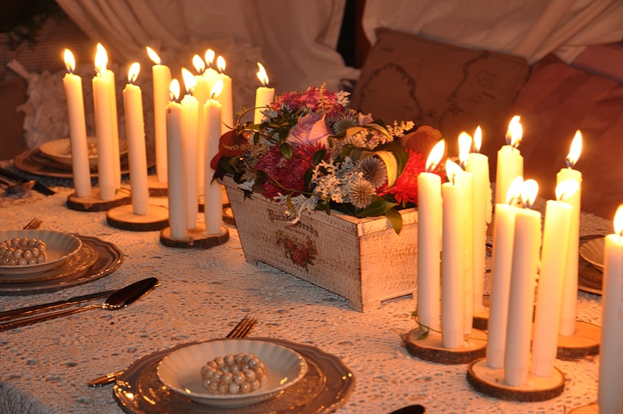 dekoracja ślubu, dekoracja przyjęcia, infloral, Małgorzata Pawłowska, wiązanka ślubna, butonierka, ogród, dekoracja stołu, tawułka, róża, astilbe, cynia, astry, echinops, przegorzan, świece