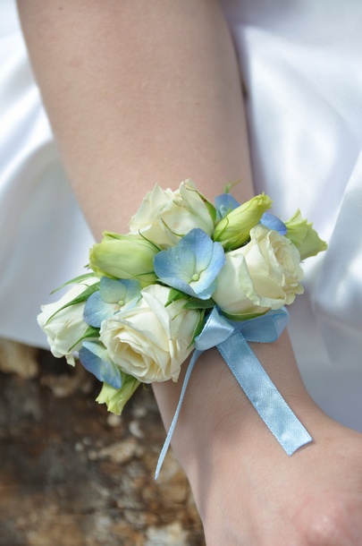 butonierka ślubna,bransoletka świadkowej, róża niebieska